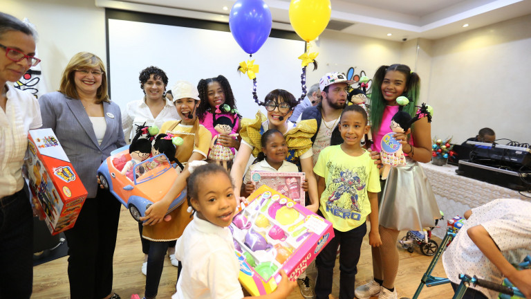 CAID recibe a niños y niñas con juguetes, canciones y bailes en fiesta de integración familiar