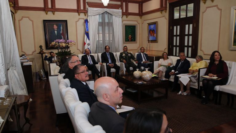Danilo Medina en reunión con comisión del Plan Nacional de Alfabetización 