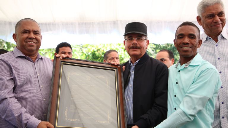Danilo Medina junto al alcalde de San Cristóbal