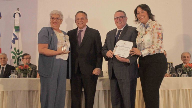 La directora técnica del GCPS, Rosa María Suárez y la subdirectora general de Prosoli, Claudina Valdez, reciben los reconocimientos
