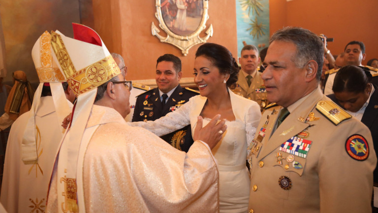 Primera dama Cándida Montilla de Medina saluda a monseñor Francisco Ozoria Acosta