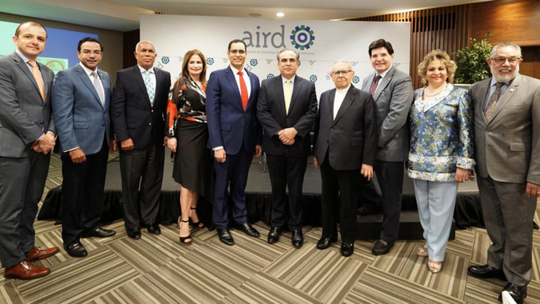 El ministro de Economía, Juan Ariel Jiménez junto a la directiva de AIRD