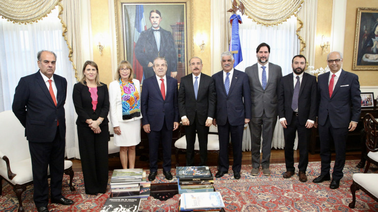 Danilo Medina junto a misión observadores electorales OEA