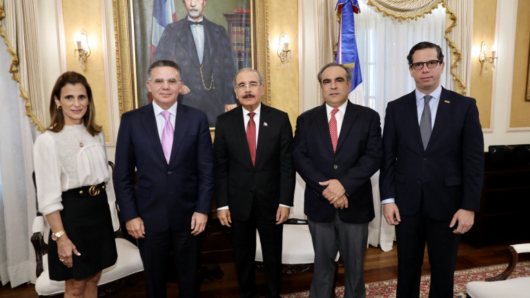 Presidente Danilo Medina junto a directivos del CONEP y AIRD