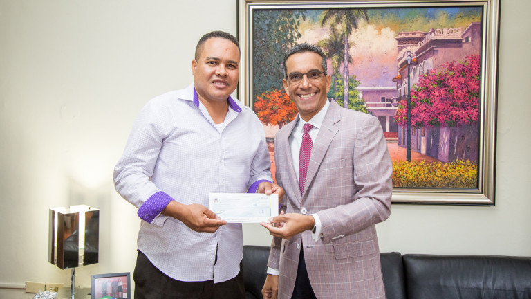 Viceministro Juan Pumarol entrega cheques a presidente del Club Juan Pablo Duarte, Víctor Ant. Mora Peña