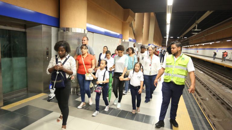 Nilños y niñas del CAID durante su recorrido por el Metro y el Teleférico de Santo Domingo