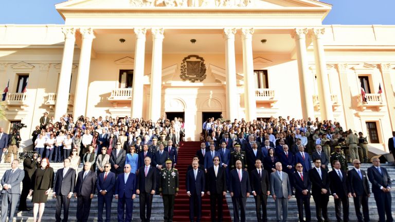 Presidente Danilo Medina rinde homenaje a Bandera Dominicana junto a Gabinete y personal que labora en Palacio Nacional