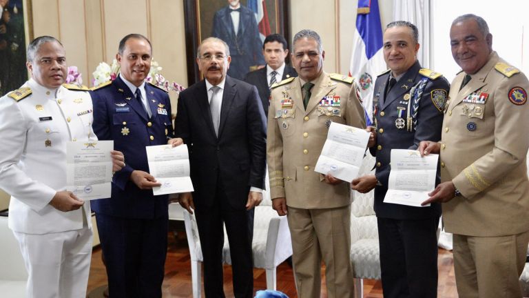 Altos mandos entregan al presidente Danilo Medina carta de encomio en reconocimiento a las instituciones por buen desempeño desfile militar 