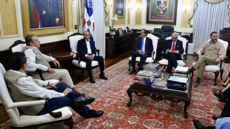 Danilo Medina recibe a observadores electorales OEA