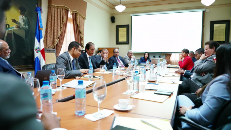 Ministro de la Presidencia, Gustavo Montalvo encabeza reunión 
