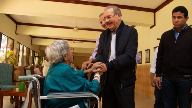 Presidente Danilo Medina junto a envejeciente en Hogar San Francisco de Asíis