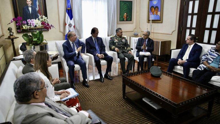 Presidente Danilo Medina reunido con funcionarios del sector Salud.