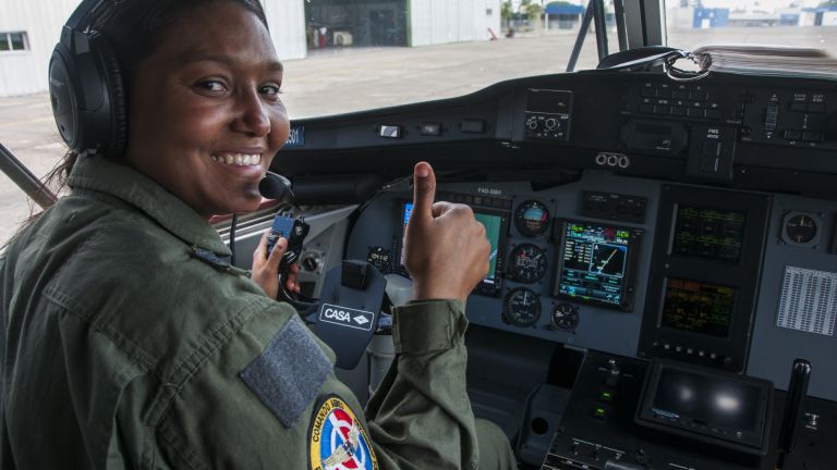 Mujer piloto de la Fuerza Aérea Dominicana