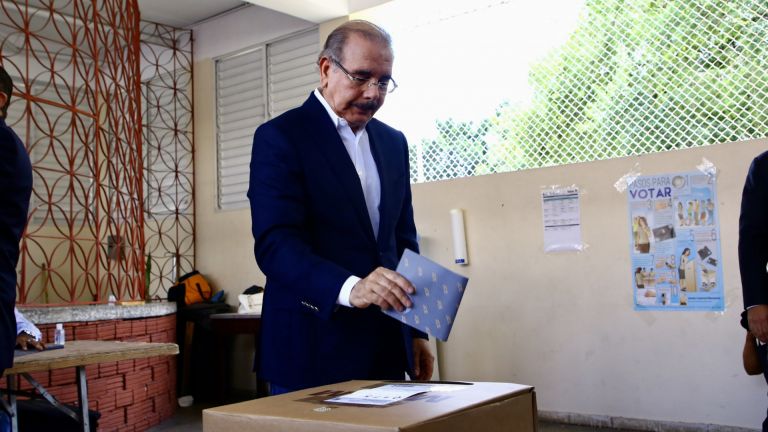 Danilo Medina ejerce su derecho al voto en elecciones municipales extraordinarias en la Casa Provincial Hijas de María Auxiliadora del sector Don Bosco 