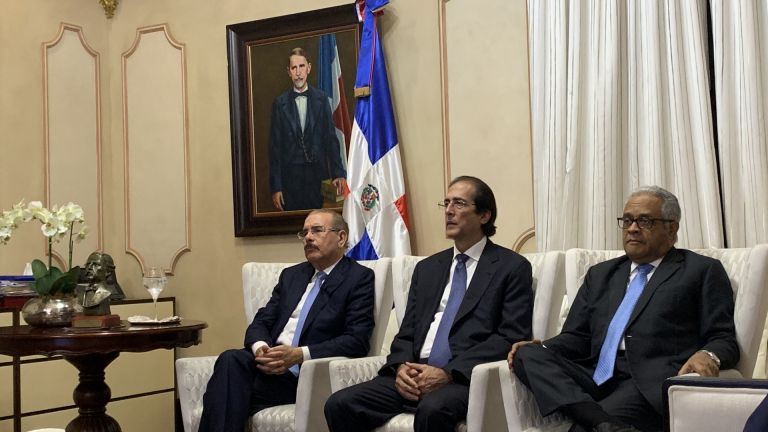 Danilo Medina junto a Gustavo Montalvo y Rafael Sánchez Cárdenas