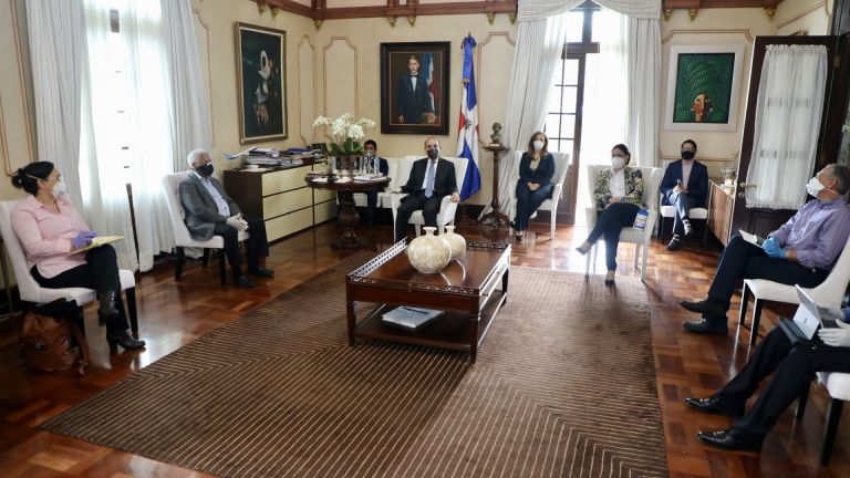 Danilo Medina reunido con la Comisión de Asuntos Sociales