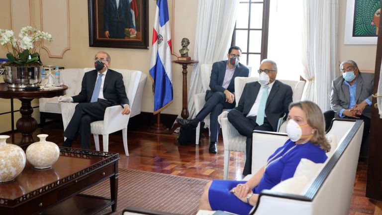Presidente Danilo Medina reunido con el Comité Emergencia y Gestión Sanitaria Combate COVID-19
