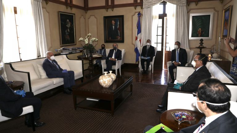 Presidente Danilo Medina reunidos con los directivos de la banca nacional