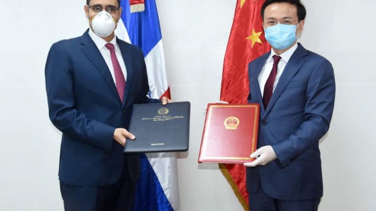 Ministro de Economía, Planificación y Desarrollo, Juan Ariel Jiménez, y el embajador de la República Popular China en el país, Zhang Run, durante la firma del acta de entrega
