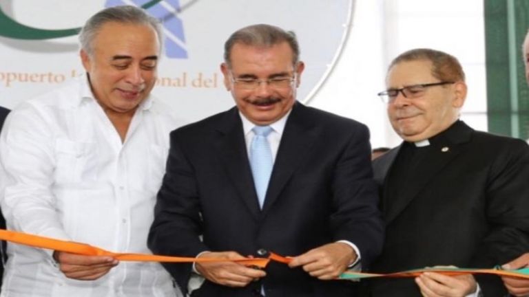 Presidente Danilo Medina junto a Félix Garcí Castellanos, presidente del Consejo de Administración del Aeropuerto del Cibao y monseñor Agripino Núñez Collado