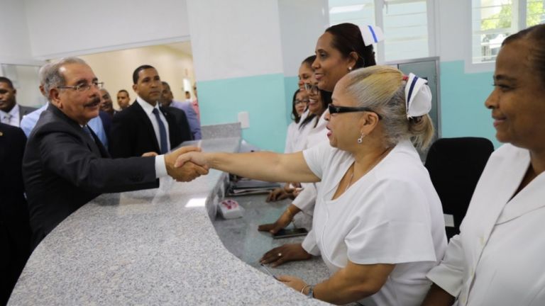 Presidente Danilo Medina saluda a enfermeras del Hospital Regional Luis L. Bogaert