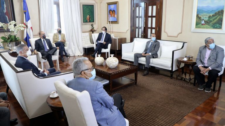 Danilo Medina reunido con ministros tratando el tema de COVID-19