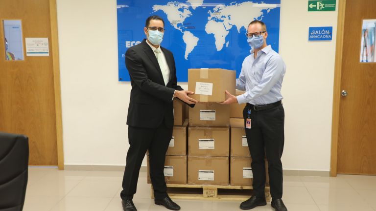 Ministro de Economía, Planificación y Desarrollo, Juan Ariel Jiménez recibe las mascarillas entregadas por la empresa Ecolab-Microtek RD