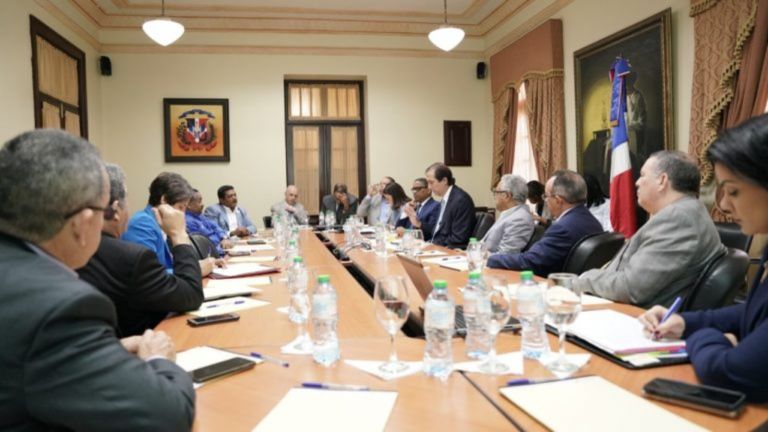 Ministro de la Presidencia, Gustavo Montalvo encabeza reunión