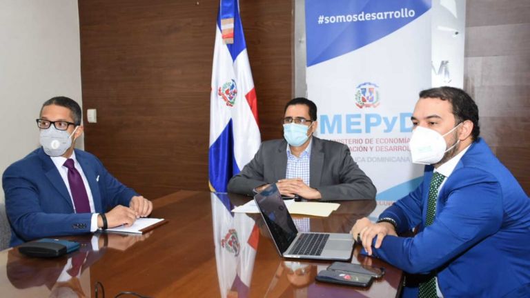 El ministro de Economía, Planificación y Desarrollo (MEPyD), Juan Ariel Jiménez, encabezó un encuentro virtual con especialistas del sector salud de Costa Rica.