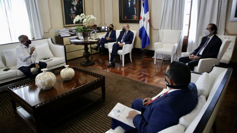 Danilo Medina durante reunión con funcionarios del sector agropecuario en el Palacio Nacional