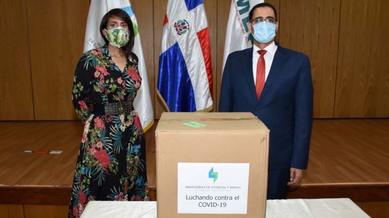 Ministro del MEPyD, Juan Ariel Jiménez recibe la ayuda del OIEA