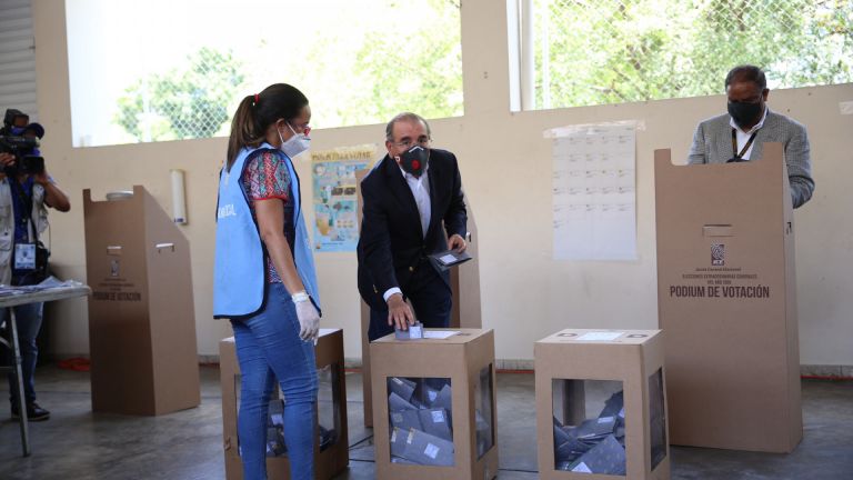 Danilo Medina ejerce derecho al voto en Elecciones Presidenciales y Congresuales 2020