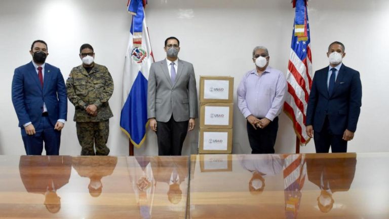 Juan Ariel Jiménez, ministro de Economía, recibe donación del gobierno de Estados Unidos para combatir COVID-19