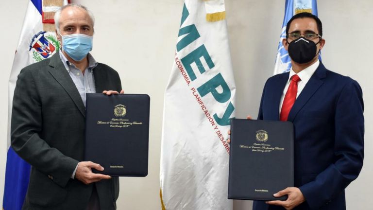 Juan Ariel Jiménez, ministro de Economía, firma acuerdo con representante de la FAO en el país