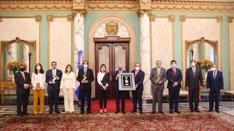 Danilo Medina, Gustavo Montalvo, José Ramón Peralta y Juan Ariel Jiménez reciben reconocimientos de parte de AIRD