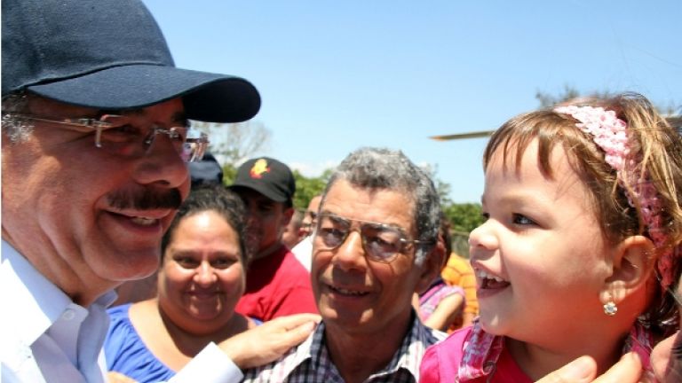 Danilo Medina saluda niña