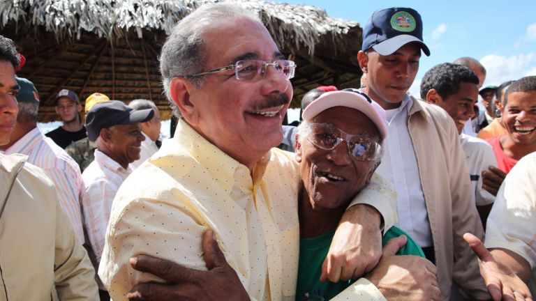 Danilo Medina abraza señor