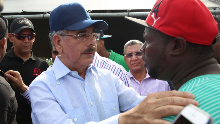Danilo Medina con agricultor