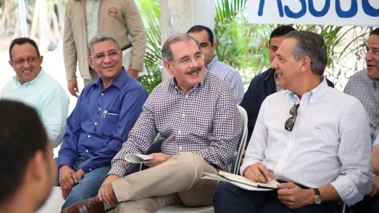 Danilo Medina con productores