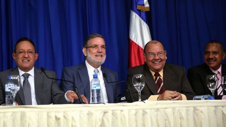 Ministro de Agricultura, Ángel Estévez y el portavoz del Gobierno y director de Comunicación, Roberto Rodríguez Marchena
