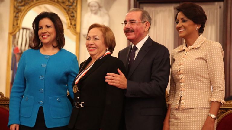 Presidente Danilo Medina; Primera Dama Cándida Montilla de Medina; vicepresidenta Margarita Cedeño y la directora del Consejo Nacional de Zonas Francias, Luisa Fernández