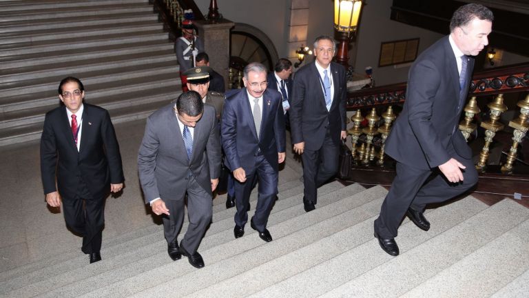 Presidente Danilo Medina acompañado por los ministros de la presidencia, Gustavo Montalvo y Administrativo, José Ramón Peralta