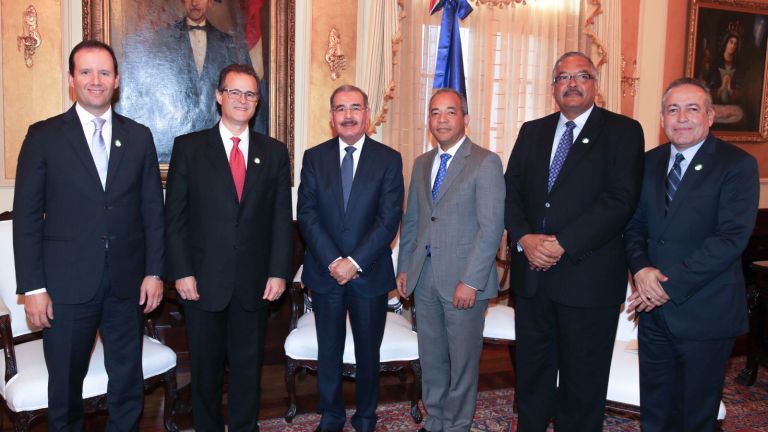 Presidente Danilo Medina junto al vicepresidente de la CDEEE, Rubén Bichara y ejecutivos de la General Electric  