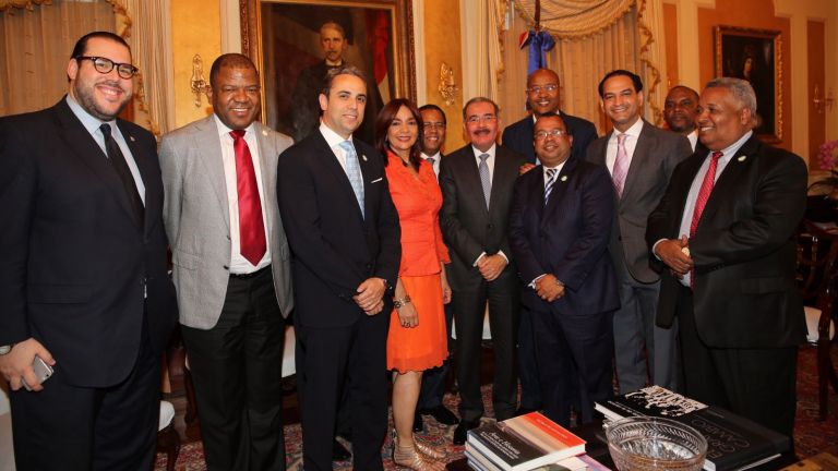 Presidente Danilo Medina junto al equipo del programa El Sol de la Mañana