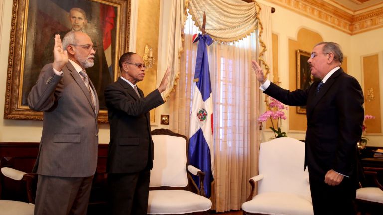 Presidente Danilo Medina juramenta al superintendente de la SISALRIL, Pedro Luis Castellanos y al director de la DIGEPEP, Lidio Cadet