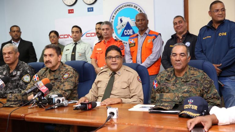 Director del COE, general Juan Manuel Méndez junto a los demás miembros de los organismos de socorro