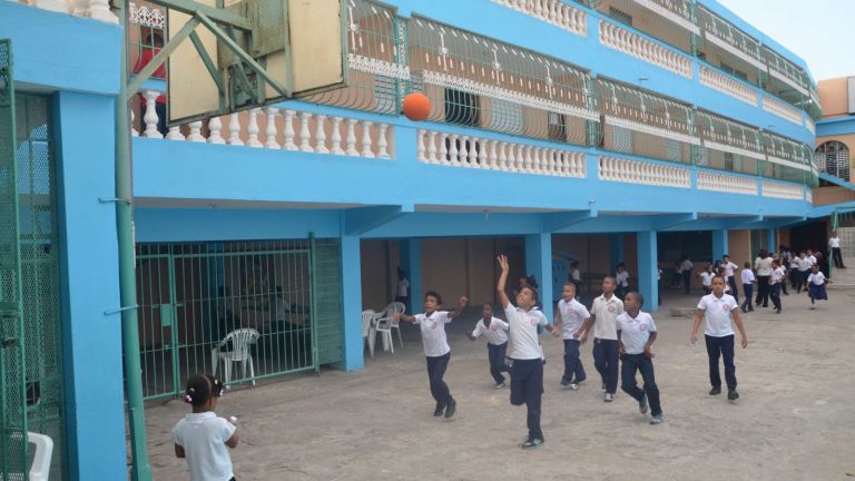 Jóvenes dominicanos en el colegio 