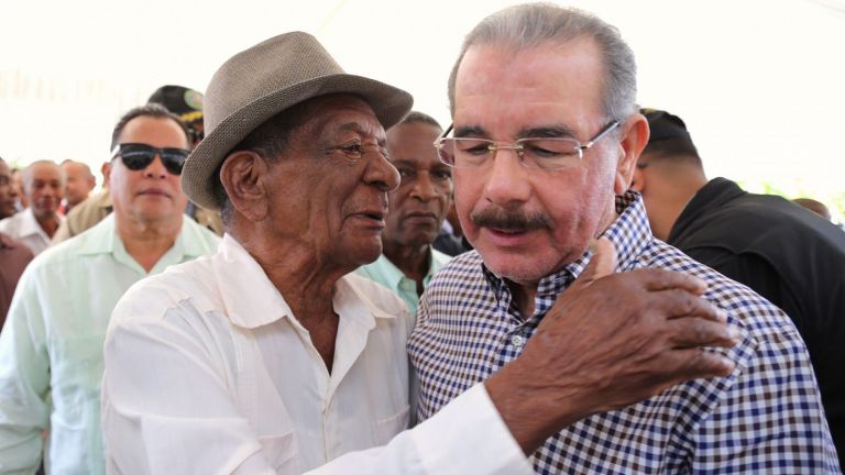 Campesino abraza a Danilo Medina