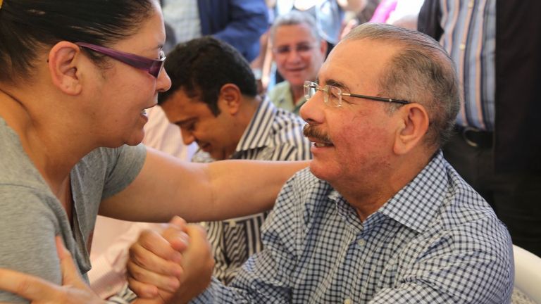 Danilo Medina hablando con mujer