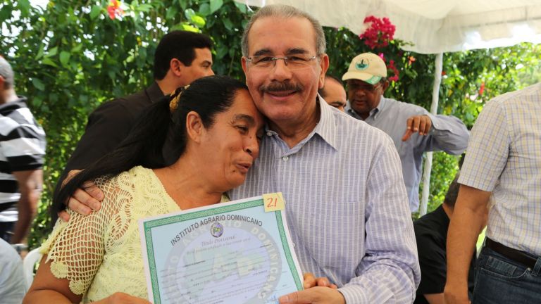 Danilo Medina entre título de propiedad a mujer